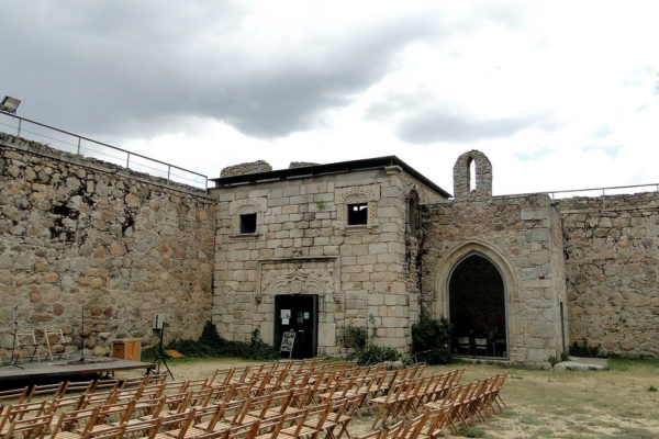 Patio de armas del Castillo de la Coracera