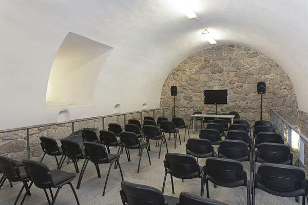 Sala de conferencias del Castillo de la Coracera