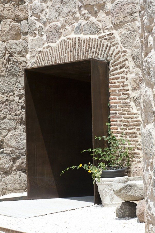 Acceso a la bodega del Castillo de la Coracera